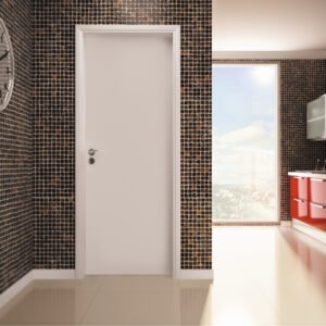 Porta de MDF prensada branca lisa, com as dimensões 0,8x2,1 metros